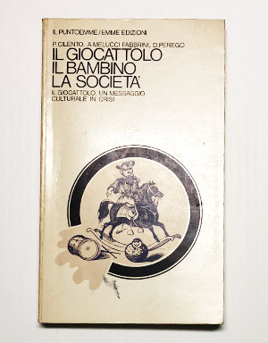 Il giocattolo, il bambino, la società poster